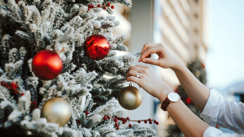 10 Ways to Spend Less This Christmas Season